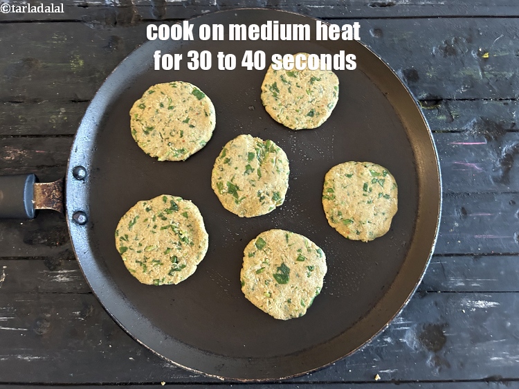 स्टेप 21 – मध्यम आंच पर 30 से 40 सेकेंड तक पकाएं।