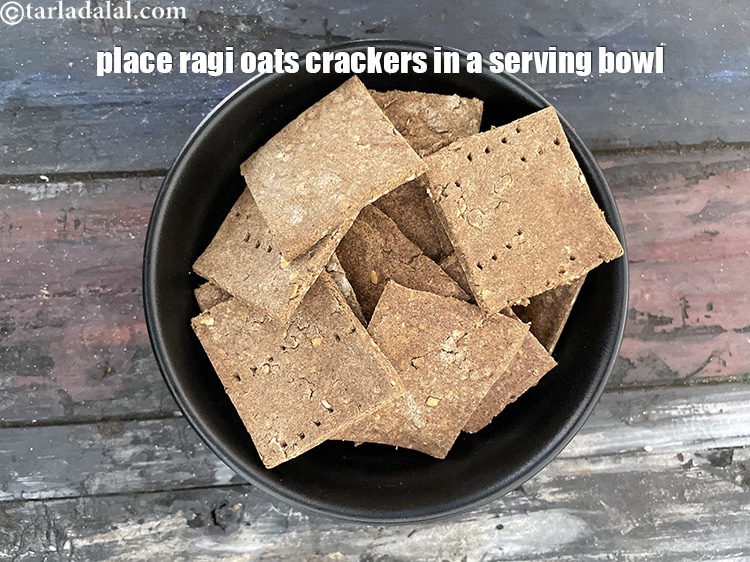 Step 21 – Place <strong>ragi oats crackers</strong>&nbsp;in a serving bowl.
