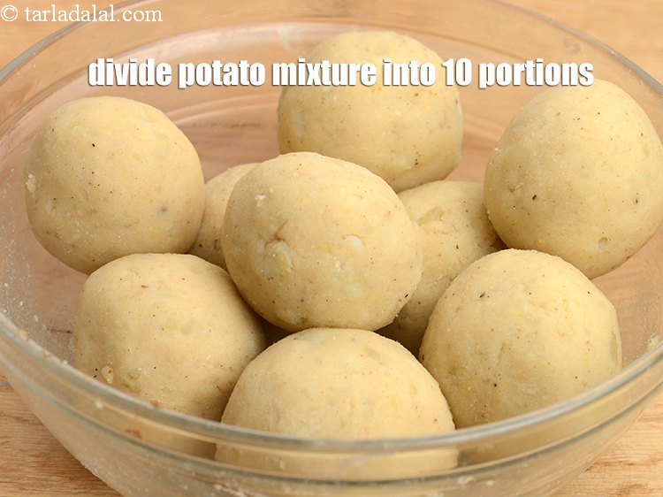 स्टेप 23 – आलू के मिश्रण को 10 बराबर भागों में बांटें।
