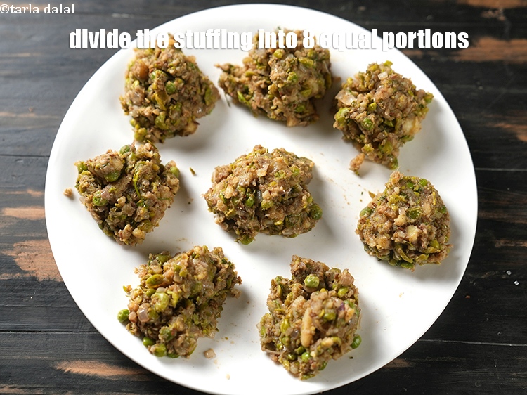 स्टेप 23 – मसालेदार आलू और हरे मटर की स्टफिंग को 8 बराबर …