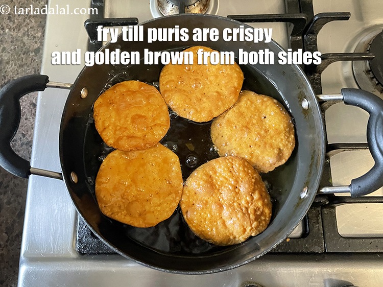 Step 21 – Fry&nbsp;till they turn crisp and golden brown in colour from all the sides.&nbsp;