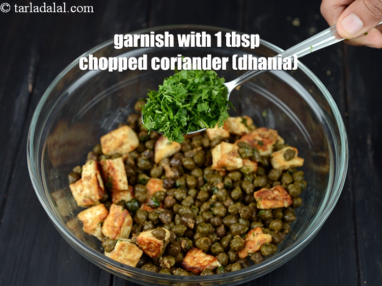Step 31 – Garnish with 1&nbsp;tbsp&nbsp;<a href="glossary-chopped-coriander-783i">chopped coriander (dhania)</a>.