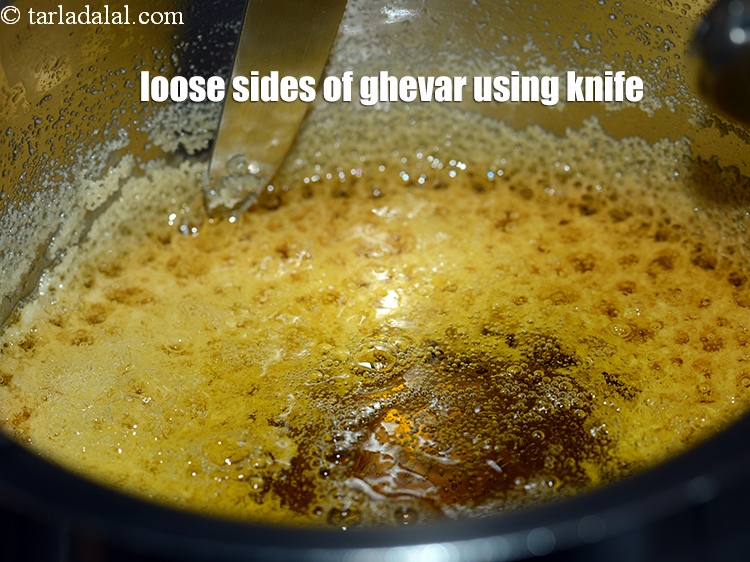 स्टेप 34 – घेवर के किनारों को धीरे से ढीला करें नहीं तो …