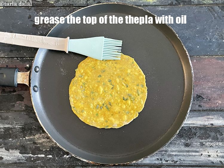 Step 21 – <meta charset="UTF-8" />Now grease the top of the&nbsp;paratha with oil.&nbsp;