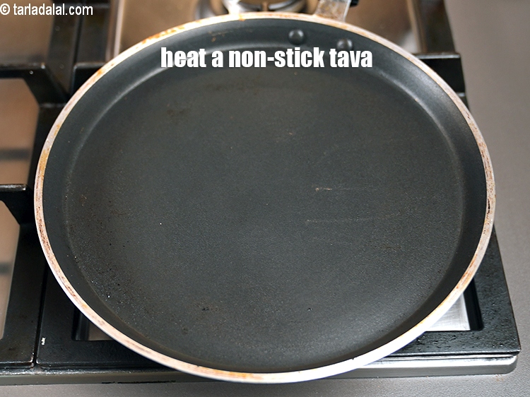 Step 23 – <meta charset="UTF-8" />Heat a non-stick tava (griddle).&nbsp;