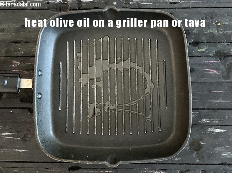 Step 21 – Heat <strong>1&nbsp;tsp olive oil </strong>in a griller pan.