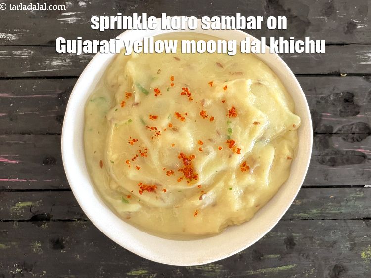 Step 28 – Sprinkle kora sambar on&nbsp;<meta charset="UTF-8" /><strong>Gujarati yellow&nbsp;moong dal khichu.</strong>