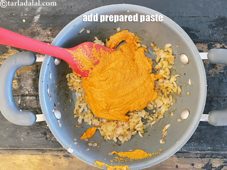 स्टेप 21 – तैयार पिसा हुआ पेस्ट डालें।