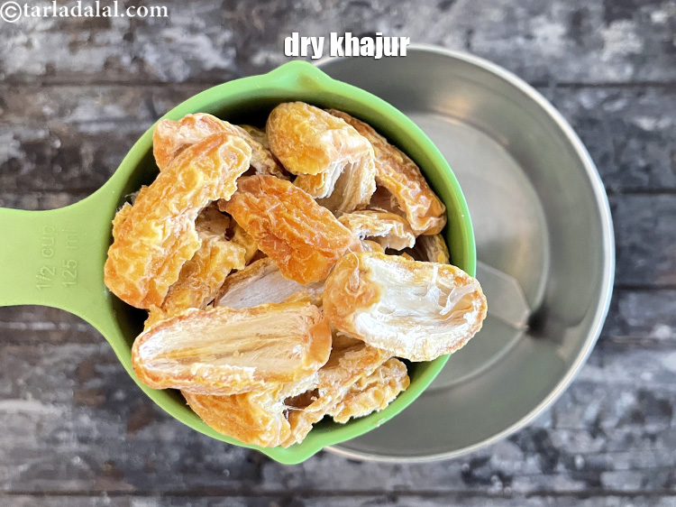 स्टेप 23 – मिक्सर में १/२ कप सूखे खजूर डालें।