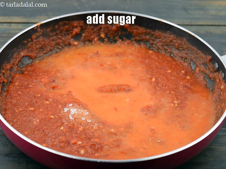 स्टेप 20 – १ टी-स्पून&nbsp;<a href=""https://www.tarladalal.com/glossary-sugar-chini-shakkar-hindi-278i"">चीनी</a>&nbsp;&nbsp;डालें&nbsp;&nbsp;। चीनी का मुख्य काम मिर्च के तीखेपन …