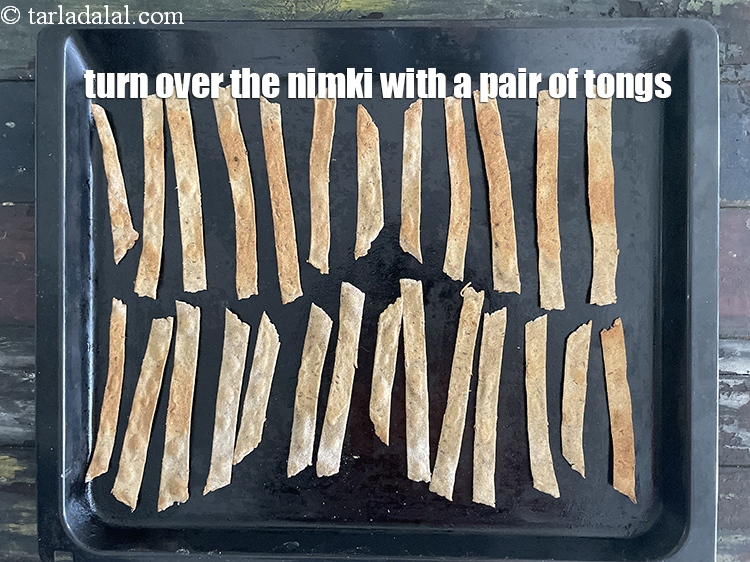 Step 22 – <meta charset="UTF-8" />Turn the straws over with a pair of tongs.&nbsp;&nbsp;<br /> &nbsp;