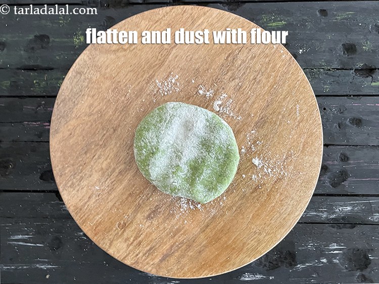 स्टेप 21 – मनी बैग के आकार का आटा चपटा करें और सूखे …