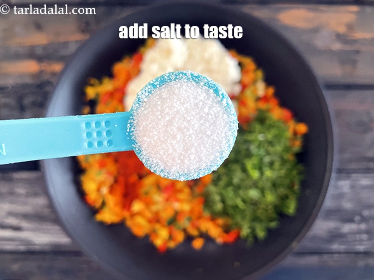 स्टेप 23 – <a href=""https://www.tarladalal.com/glossary-salt-namak-table-salt-hindi-418i"">नमक</a>&nbsp;स्वादअनुसार&nbsp;। हमने 1/2 चम्मच नमक डाला।