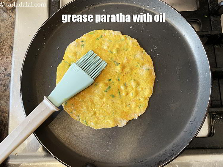 Step 21 – Now grease the top of the&nbsp;paratha with oil.