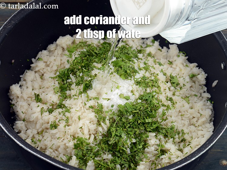 स्टेप 21 – २ टेबल-स्पून <a href=""https://www.tarladalal.com/glossary-chopped-coriander-hindi-783i"">बारीक कटा हुआ हरा धनिया</a> और २ …