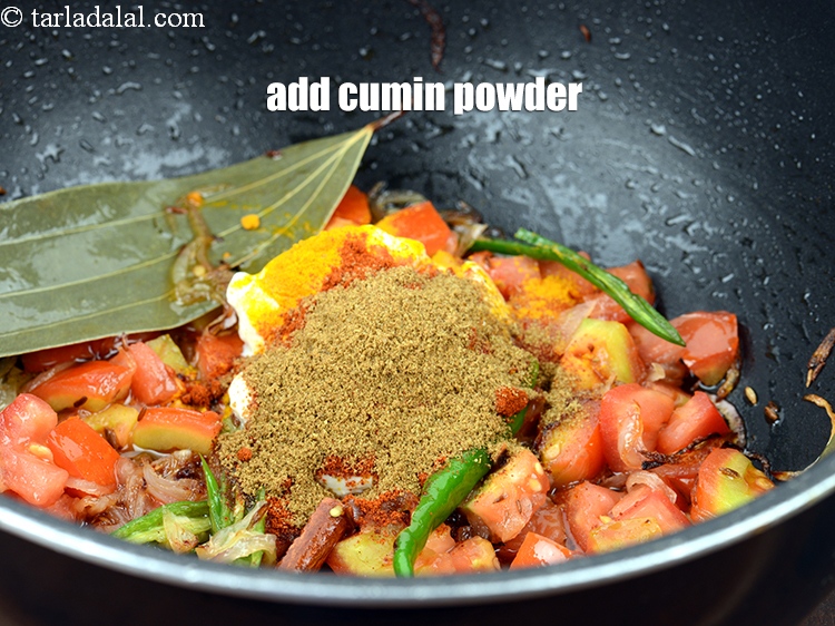 स्टेप 21 – १/२ टी-स्पून&nbsp;<a href=""https://www.tarladalal.com/glossary-cumin-seeds-powder-jeera-powder-zeera-powder-hindi-382i"">जीरा पाउडर</a>&nbsp;डालें।&nbsp;&nbsp;