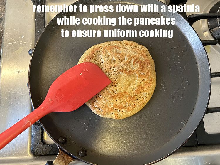 स्टेप 21 – एक समान पकाने को सुनिश्चित करने के लिए पूरे पैनकेक …