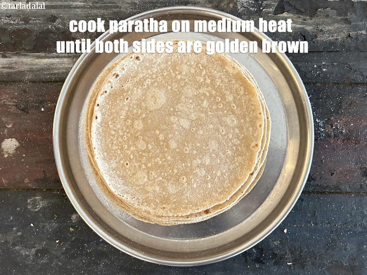 स्टेप 22 – बचे हुए आटे को 11 और रोटियों में बेल लें …