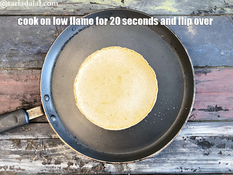 स्टेप 22 – धीमी आंच पर 15 से 20 सेकेंड तक पकाएं और …