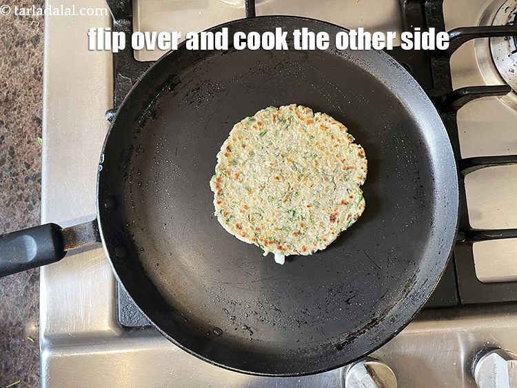 स्टेप 23 – पलटें और दूसरी तरफ भी इसी तरह पकाएं।&nbsp;