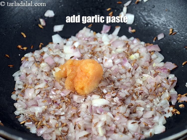 Step 21 – Add 2 tsp <a href="https://www.tarladalal.com/glossary-garlic-paste-lehsun-ki-paste-lahsun-ki-paste-350i">garlic (lehsun) paste</a>.