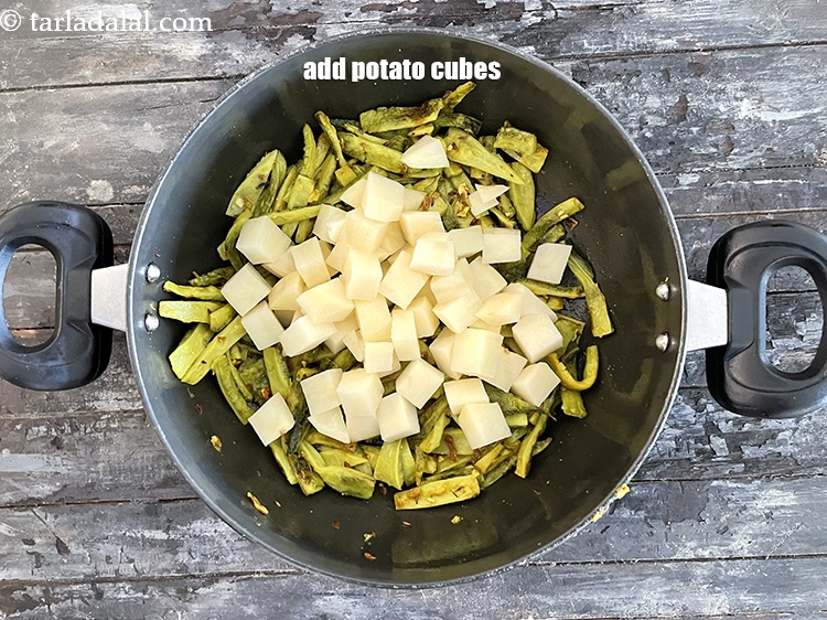 Step 20 – <meta charset="UTF-8" />Add 1 cup&nbsp;<a href="glossary-potato-cubes-725i">potato cubes</a>.