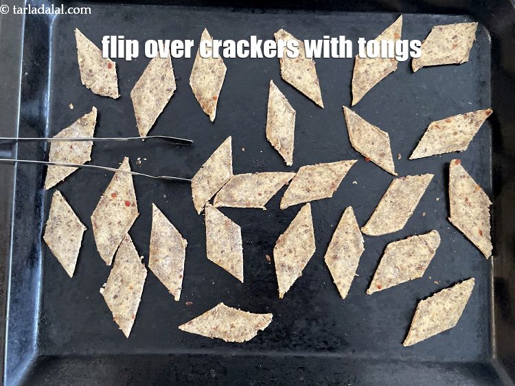 स्टेप 21 – चिमटे से क्रैकर&nbsp;को पलटें।