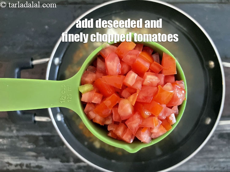 स्टेप 31 – इसमें&nbsp;१/२ कप&nbsp;बीज निकाले हुए और बारीक&nbsp;<a href=""https://www.tarladalal.com/glossary-chopped-tomatoes-hindi-779i"">कटे टमाटर</a>&nbsp;डालें।