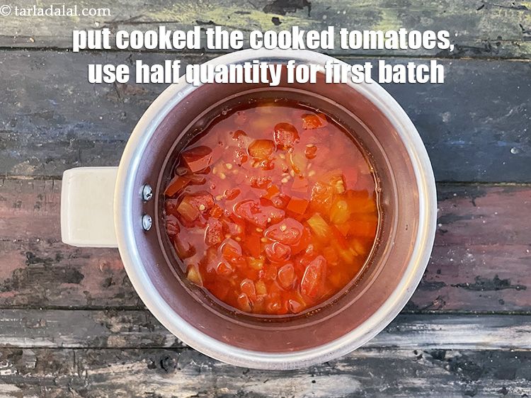 स्टेप 21 – पके हुए टमाटरों को मिक्सर में डाल दीजिए। ध्यान दें …