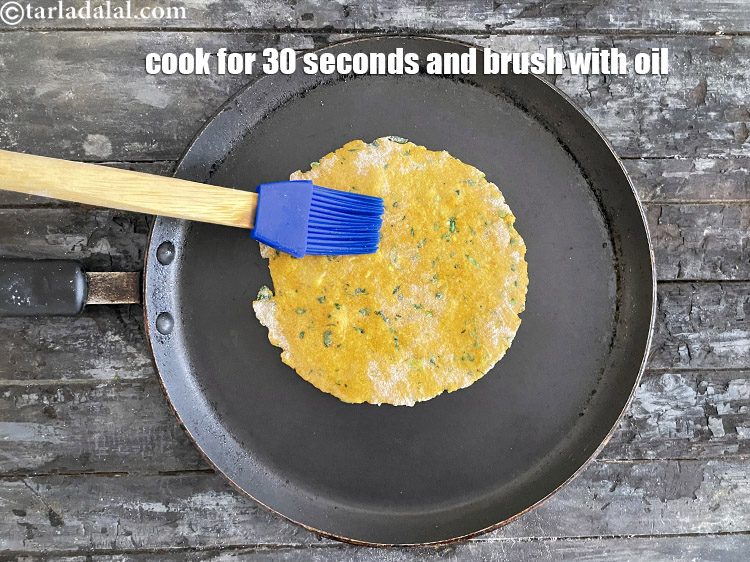 स्टेप 25 – ३० सेकेंड तक पकाएं और ब्रश से हल्का चिकना कर …