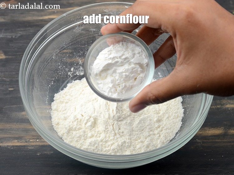 स्टेप 21 – 2 टेबलस्पून कॉर्नफ्लोर डालें।