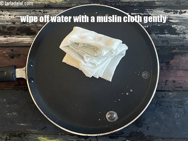 स्टेप 22 – एक कपड़े का उपयोग करके इसे धीरे से पोंछ लें।