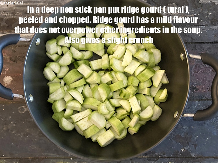स्टेप 18 – एक गहरे नॉन स्टिक पैन में २ कप&nbsp;<a href=""https://www.tarladalal.com/glossary-ridge-gourd-turai-turiya-hindi-604i"">तुरई</a>&nbsp;, छिली …