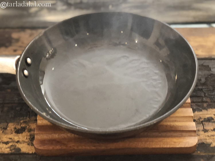 स्टेप 4 – एक चौड़े / गहरे नॉट-स्टिक पैन में तेल गरम करें। …