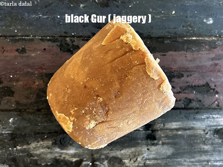 स्टेप 3 – काला गुड़ ऐसा दिखता है। गुड़ के पैनकेक बनाने के …