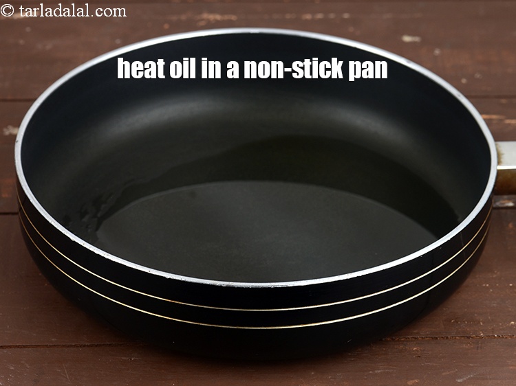 Step 9 – For the tomato chutney,&nbsp;heat 2 tbsp&nbsp;<a href="https://www.tarladalal.com/glossary-oil-671i">oil</a> in a non-stick pan.