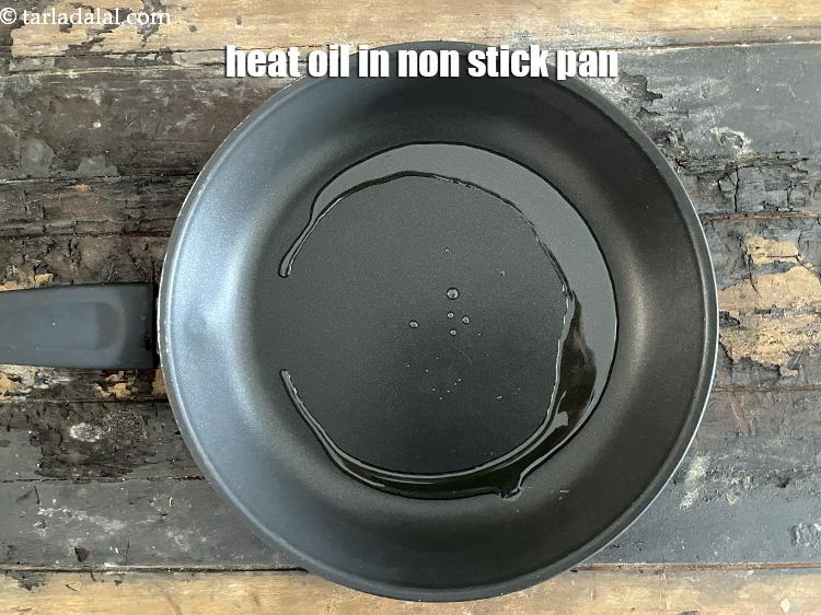 Step 9 – To make <strong>khakhra chivda recipe | instant&nbsp;khakhra chivdo&nbsp;| healthy&nbsp;khakhra chivda jar snack |&nbsp;</strong>heat 2 tsp …