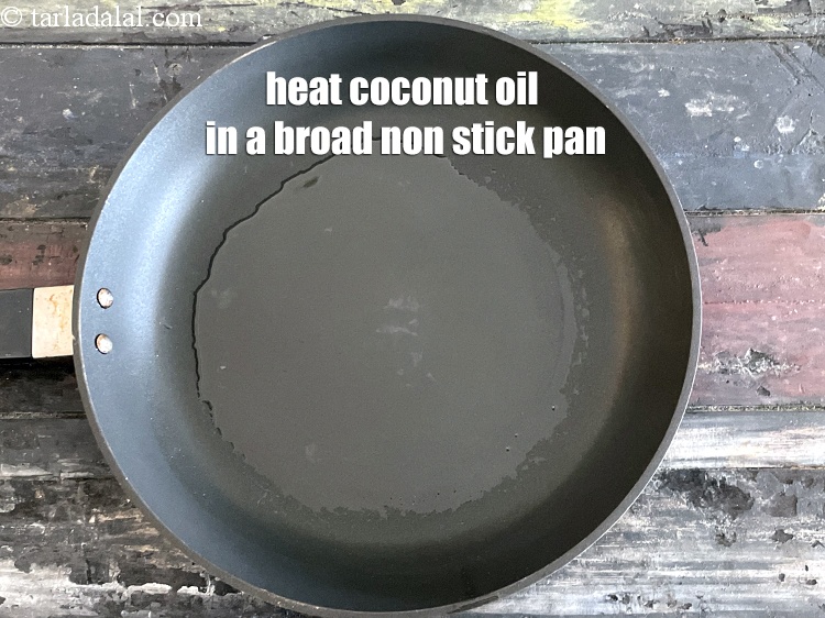 स्टेप 3 – एक चौड़े नॉन-स्टिक पैन में 1 टेबल-स्पून नारियल का तेल …