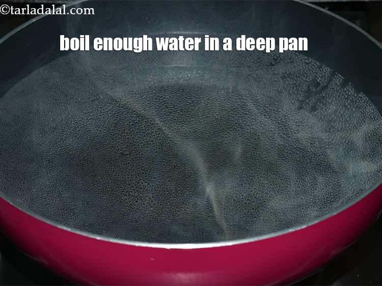 स्टेप 5 – पानी से भरे एक बड़े बर्तन में उबाल आने दें।