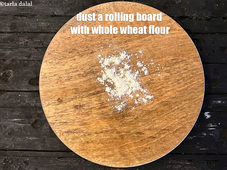 स्टेप 10 – एक चकले पर थोड़ा सा आटा छिड़कें।&nbsp;