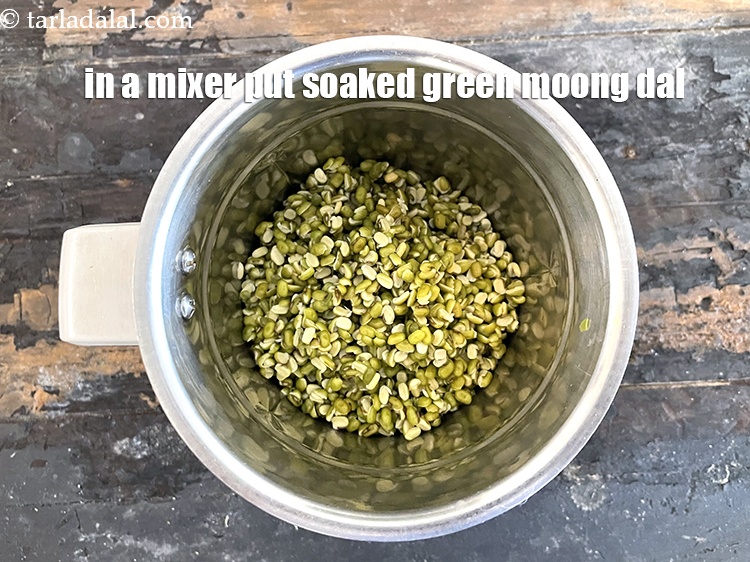 स्टेप 9 – मिक्सर में&nbsp;&nbsp;१/२ कप&nbsp;<a href=""https://www.tarladalal.com/glossary-green-moong-dal-split-green-gram-hari-mung-dal-hindi-522i"">हरी मूंग दाल</a>&nbsp;डालें।