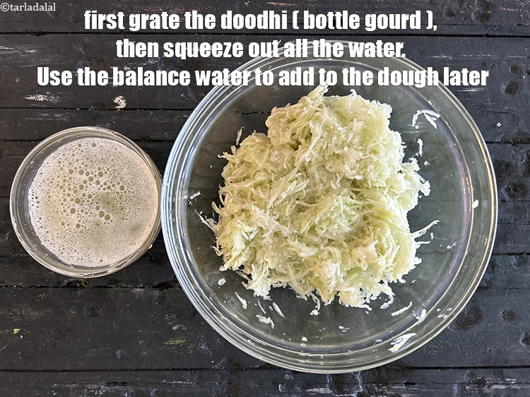 स्टेप 3 – <strong>दूधी मुठिया</strong>&nbsp;बनाने के लिए&nbsp;&nbsp;२ कप&nbsp;<a href=""https://www.tarladalal.com/glossary-grated-bottle-gourd-hindi-1048i"">कसी हुई लौकी</a>&nbsp;लें&nbsp;, दूधी से …