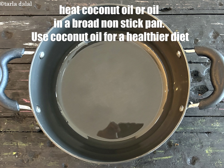 स्टेप 3 – एक चौड़े नॉन-स्टिक पैन में २ टी-स्पून&nbsp;नारियल का तेल&nbsp;या&nbsp;तेल गरम …