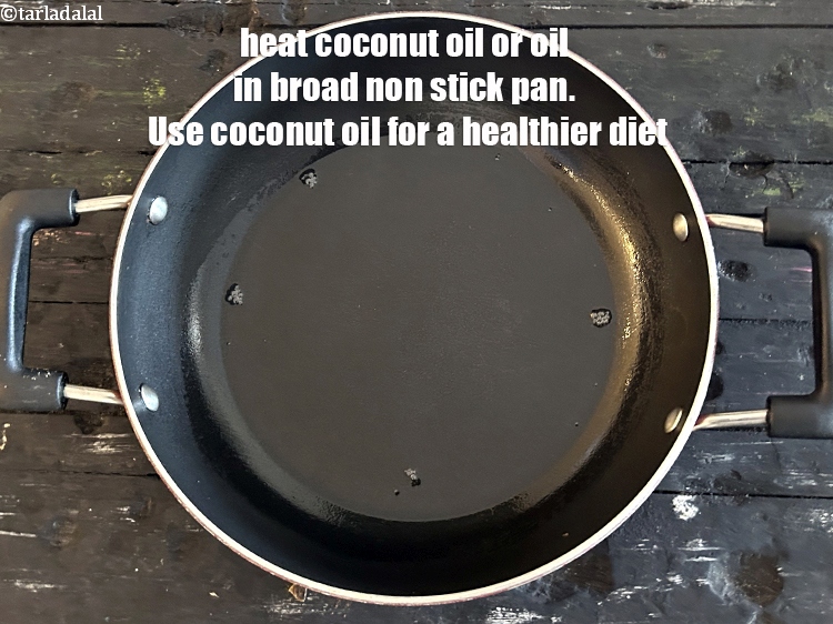 स्टेप 7 – एक चौड़े नॉन-स्टिक पैन में १ टेबल-स्पून&nbsp;<a href=""https://www.tarladalal.com/glossary-coconut-oil-nariyal-ka-tel-hindi-1186i"">नारियल का तेल</a>&nbsp;या&nbsp;<a …