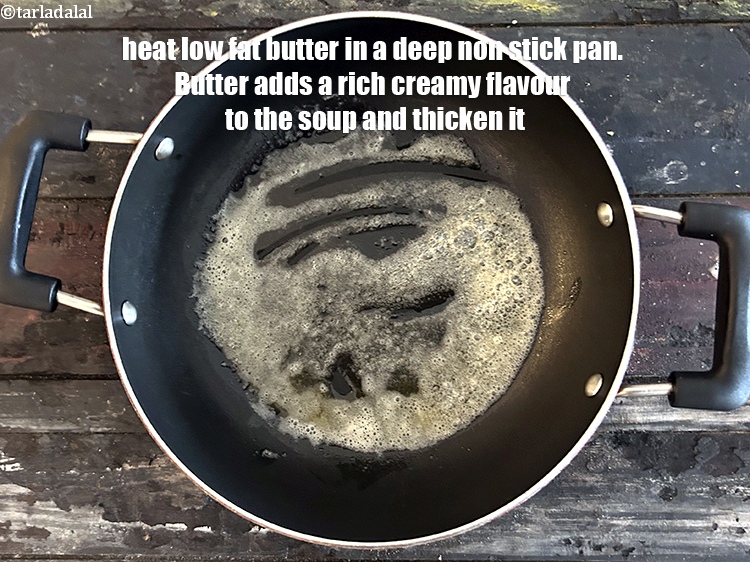 स्टेप 4 – एक गहरे नॉन-स्टिक पैन में&nbsp;२ टी-स्पून&nbsp;<a href=""https://www.tarladalal.com/glossary-low-fat-butter-low-cal-butter-butter-substitute-hindi-234i"">कम वसा वाला मक्खन</a>&nbsp;गरम …