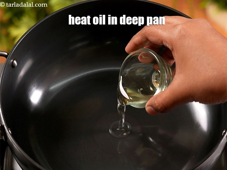 Step 3 – To make <strong>chana palak recipe</strong>, heat 2&nbsp;tsp of oil in a deep non-stick pan.