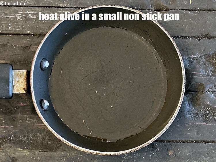 Step 10 – Heat<strong> 2&nbsp;tsp&nbsp;olive&nbsp;oil</strong> in a non-stick pan.
