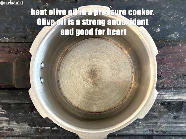 स्टेप 4 – एक प्रेशर कुकर में २ टी-स्पून&nbsp;<a href=""https://www.tarladalal.com/glossary-olive-oil-hindi-451i"">जैतून का तेल</a>&nbsp;गरम करें।&nbsp;जैतून …