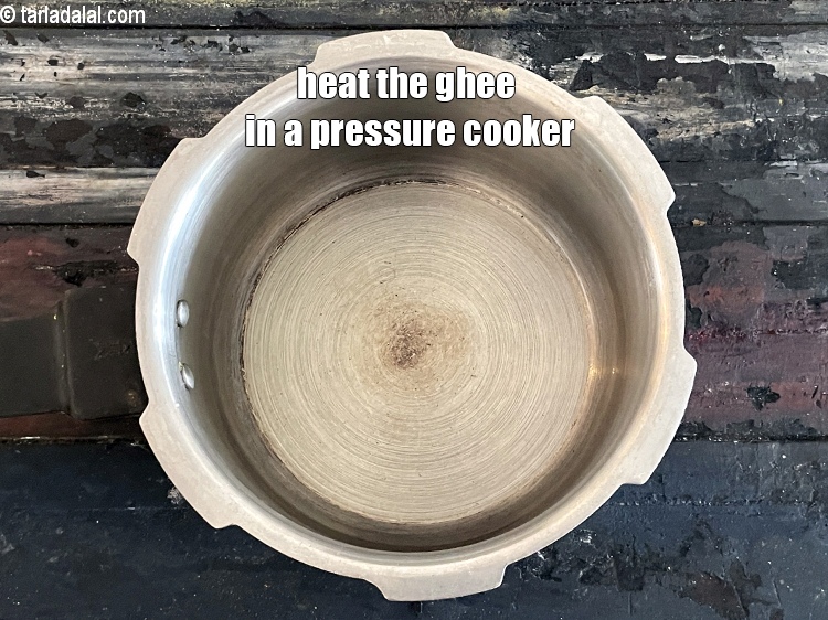 स्टेप 5 – प्रेशर कुकर में १ टेबल-स्पून&nbsp;<a href=""https://www.tarladalal.com/glossary-ghee-hindi-245i"">घी</a> गरम करें।