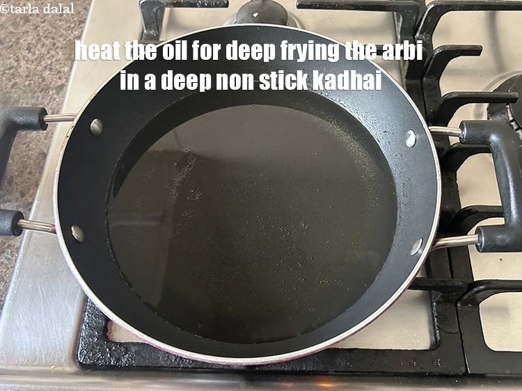 स्टेप 4 – एक गहरी नॉन-स्टिक कढ़ाई में तलने के लिए तेल गरम …